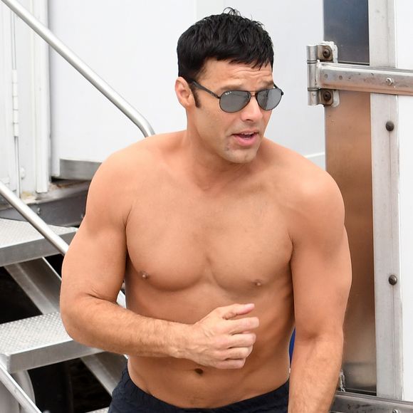 Ricky Martin, sans ses tatouages, sur le tournage de Versace : American Crime Story à Miami, le 18 mai 2017