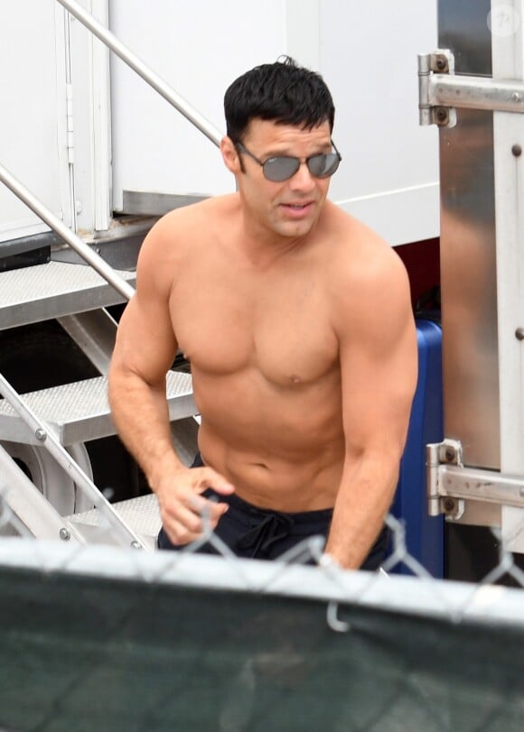 Ricky Martin, sans ses tatouages, sur le tournage de Versace : American Crime Story à Miami, le 18 mai 2017