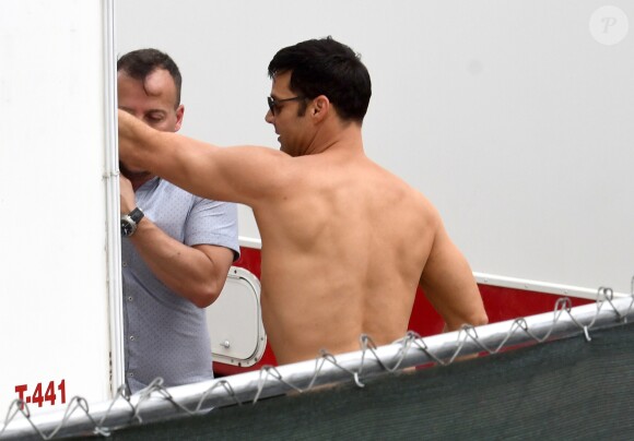 Ricky Martin, sans ses tatouages, sur le tournage de Versace : American Crime Story à Miami, le 18 mai 2017