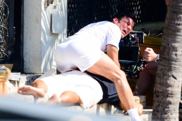 Ricky Martin joue le rôle du compagnon de Gianni Versace, Antonio D'Amico lors du tournage de la scène de découverte du corps de Gianni Versace joué par E Ramirez de la série ''Versace : American Crime Story'' à Miami, le 10 mai 2017