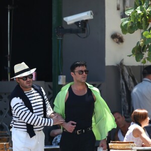 Edgar Ramirez (dans le rôle de Gianni Versace) et Ricky Martin (dans le rôle de Antonio D'Amico) sur une plage pendant le tournage d'une scène de la saison 3 de la série "American Crime Story" à Miami, Floride, Etats-Unis, le 8 mai 2017. © CPA/Bestimage