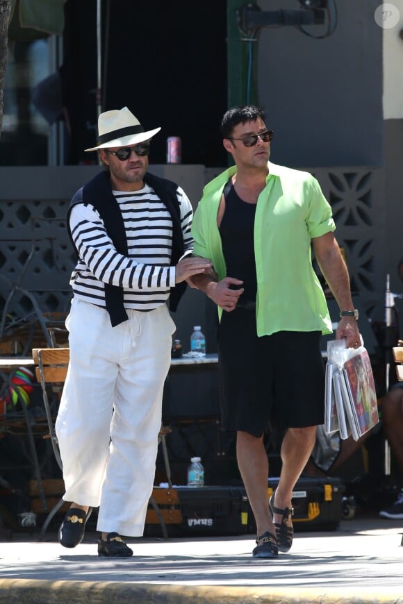 Edgar Ramirez (dans le rôle de Gianni Versace) et Ricky Martin (dans le rôle de Antonio D'Amico) sur une plage pendant le tournage d'une scène de la saison 3 de la série "American Crime Story" à Miami, Floride, Etats-Unis, le 8 mai 2017. © CPA/Bestimage