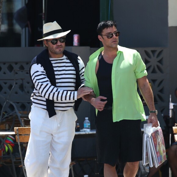 Edgar Ramirez (dans le rôle de Gianni Versace) et Ricky Martin (dans le rôle de Antonio D'Amico) sur une plage pendant le tournage d'une scène de la saison 3 de la série "American Crime Story" à Miami, Floride, Etats-Unis, le 8 mai 2017. © CPA/Bestimage