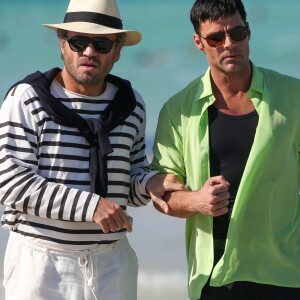 Edgar Ramirez (dans le rôle de Gianni Versace) et Ricky Martin (dans le rôle de Antonio D'Amico) sur une plage pendant le tournage d'une scène de la saison 3 de la série "American Crime Story" à Miami, Floride, Etats-Unis, le 8 mai 2017. © CPA/Bestimage