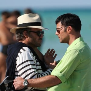 Edgar Ramirez (dans le rôle de Gianni Versace) et Ricky Martin (dans le rôle de Antonio D'Amico) sur une plage pendant le tournage d'une scène de la saison 3 de la série "American Crime Story" à Miami, Floride, Etats-Unis, le 8 mai 2017. © CPA/Bestimage