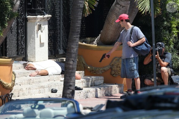 Darren Criss dans le rôle de Andrew Cunanan sur le tournage de 'Versace: American Crime Story' sur Ocean Drive à Miami, le 9 mai 2017 © CPA/Bestimage