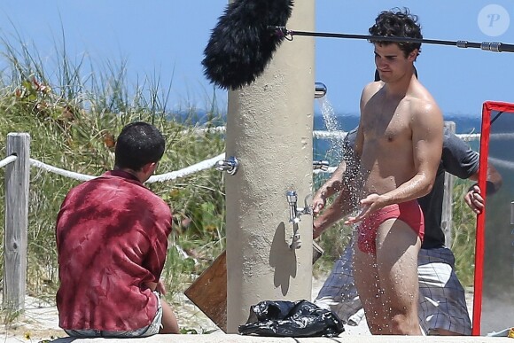 Exclusif - Darren Criss sur le tournage de la nouvelle série "Versace" sur une plage à Miami, le 4 mai 2017