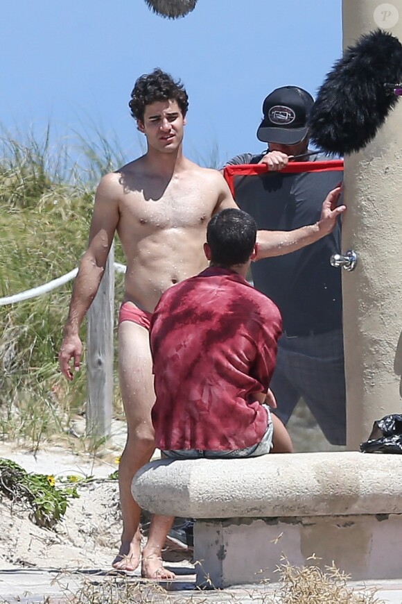 Exclusif - Darren Criss sur le tournage de la nouvelle série "Versace" sur une plage à Miami, le 4 mai 2017