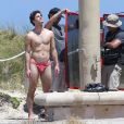Exclusif - Darren Criss sur le tournage de la nouvelle série "Versace" sur une plage à Miami, le 4 mai 2017