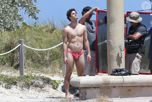 Exclusif - Darren Criss sur le tournage de la nouvelle série "Versace" sur une plage à Miami, le 4 mai 2017