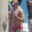 Exclusif - Darren Criss sur le tournage de la nouvelle série "Versace" sur une plage à Miami, le 4 mai 2017