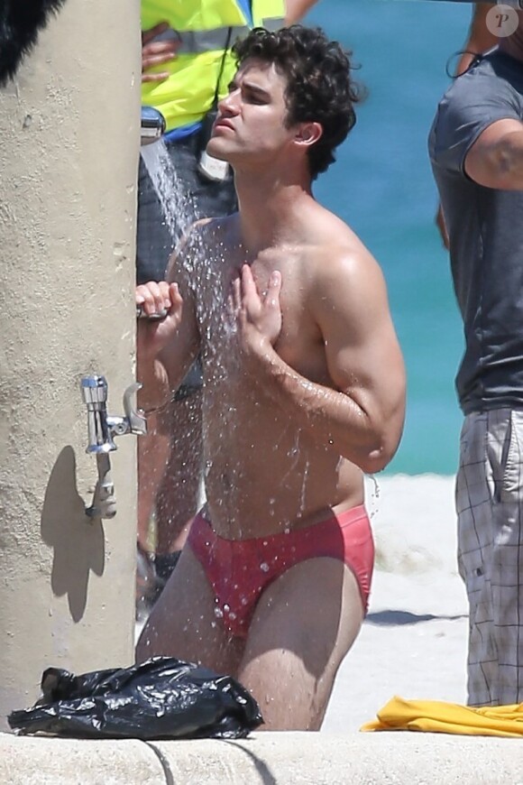 Exclusif - Darren Criss sur le tournage de la nouvelle série "Versace" sur une plage à Miami, le 4 mai 2017