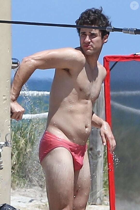 Exclusif - Darren Criss sur le tournage de la nouvelle série "Versace" sur une plage à Miami, le 4 mai 2017