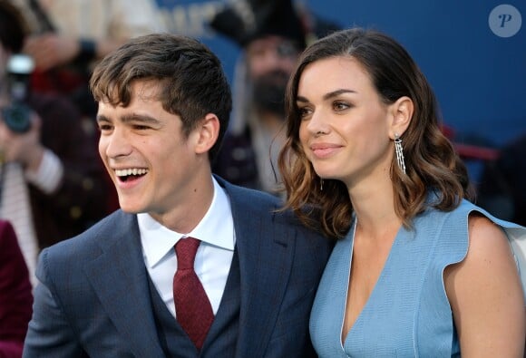 Brenton Thwaites et sa compagne Chloe Pacey à la première de 'Pirates of the Caribbean: Dead Men Tell No Tales' au théâtre Dolby à Hollywood, le 18 mai 2017 © Chris Delmas/Bestimage  People at the premiere of 'Pirates of the Caribbean: Dead Men Tell No Tales' held at the Dolby Theatre. May 18, 201718/05/2017 - Los Angeles