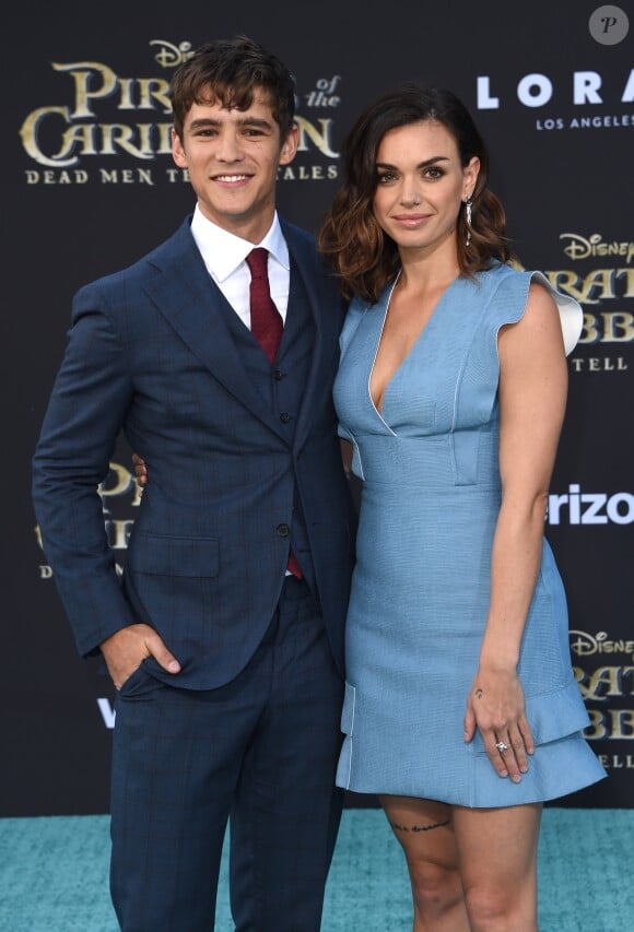 Brenton Thwaites et sa compagne Chloe Pacey à la première de 'Pirates of the Caribbean: Dead Men Tell No Tales' au théâtre Dolby à Hollywood, le 18 mai 2017 © Chris Delmas/Bestimage  People at the premiere of 'Pirates of the Caribbean: Dead Men Tell No Tales' held at the Dolby Theatre. May 18, 201718/05/2017 - Los Angeles