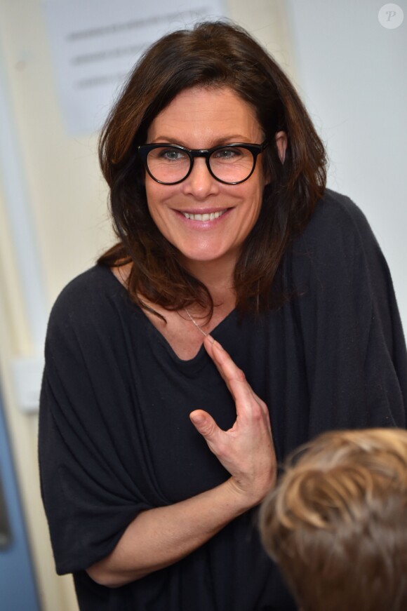 Astrid Veillon participe à la campagne "Lecture pour tous" au collège Ségurane à Nice le 6 février 2017.   © Bruno Bebert / Bestimage