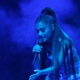 Exclusif - Ariana Grande fait tomber son micro en plein concert à Vancouver Le 24 Mars 2017