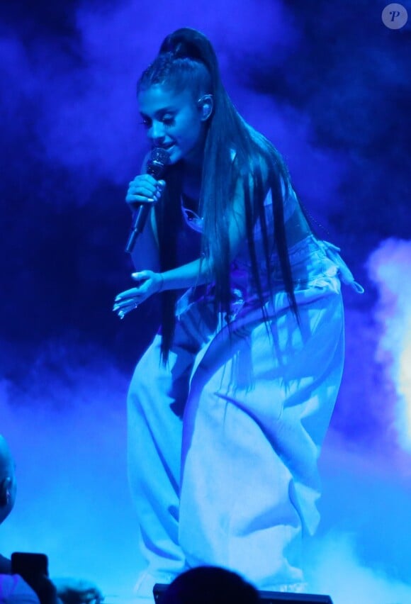 Exclusif - Ariana Grande fait tomber son micro en plein concert à Vancouver Le 24 Mars 2017