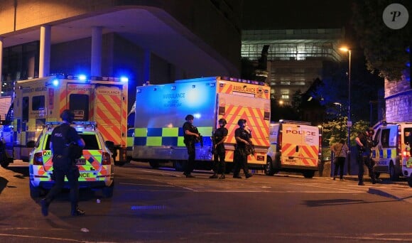 Ambiance à la Manchester Arena après un attentat qui a fait au moins 22 morts, après le concert d'Ariana Grande, le 22 mai 2017.