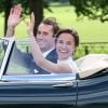 Pippa Middleton et James Matthews en Jaguar E-Type lors de leur mariage le 20 mai 2017 en l'église St Mark à Englefield dans le Berkshire, en Angleterre, puis à l'occasion d'une fête chez les Middleton, à Bucklebury. Les jeunes mariés se sont ensuite envolés pour leur lune de miel en Polynésie française.