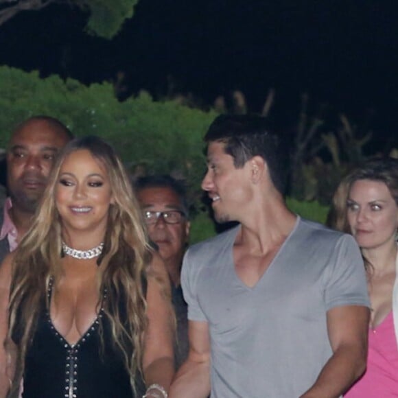 Mariah Carey et son compagnon Bryan Tanaka (pantalon rouge) arrivent au restaurant "Nobu" à Malibu, le 22 mai 2017. © CPA/Bestimage