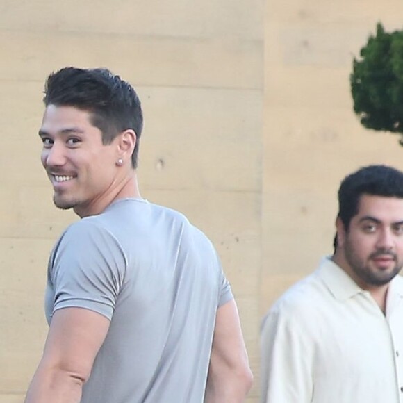 Mariah Carey et son compagnon Bryan Tanaka (pantalon rouge) arrivent au restaurant "Nobu" à Malibu, le 22 mai 2017. © CPA/Bestimage