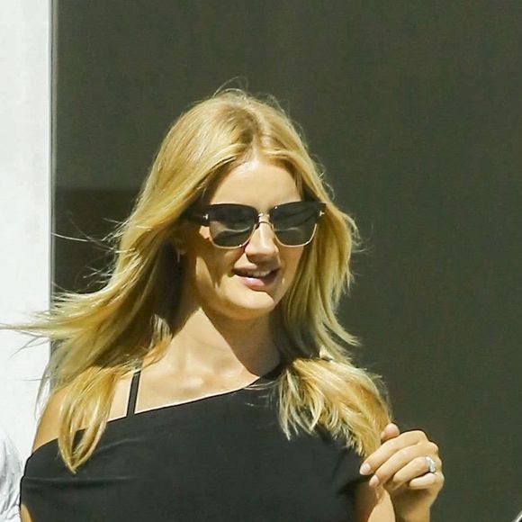 Exclusif - Rosie Huntington-Whiteley enceinte se balade avec sa mère Fiona et sa belle-mère Eileen Yates Statham dans les rues de Beverly Hills, le 22 mai 2017