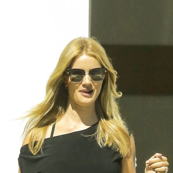 Exclusif - Rosie Huntington-Whiteley enceinte se balade avec sa mère Fiona et sa belle-mère Eileen Yates Statham dans les rues de Beverly Hills, le 22 mai 2017