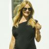 Exclusif - Rosie Huntington-Whiteley enceinte se balade avec sa mère Fiona et sa belle-mère Eileen Yates Statham dans les rues de Beverly Hills, le 22 mai 2017