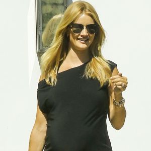 Exclusif - Rosie Huntington-Whiteley enceinte se balade avec sa mère Fiona et sa belle-mère Eileen Yates Statham dans les rues de Beverly Hills, le 22 mai 2017