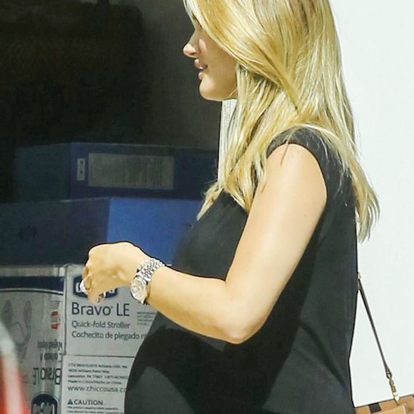 Exclusif - Rosie Huntington-Whiteley enceinte se balade avec sa mère Fiona et sa belle-mère Eileen Yates Statham dans les rues de Beverly Hills, le 22 mai 2017