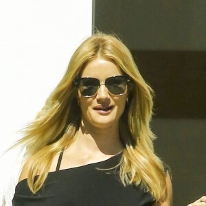 Exclusif - Rosie Huntington-Whiteley enceinte se balade avec sa mère Fiona et sa belle-mère Eileen Yates Statham dans les rues de Beverly Hills, le 22 mai 2017