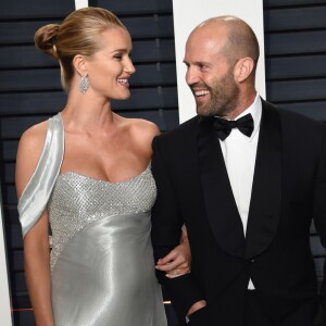 Rosie Huntington-Whiteley et Jason Statham lors de la Vanity Fair Oscar viewing party 2017 au Wallis Annenberg Center for the Performing Arts à Beverly Hills, le 26 février 2017.