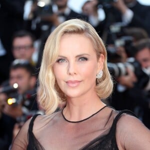 Charlize Theron (en robe Christian Dior et bijoux Chopard) - Montée des marches de la Soirée du 70ème Anniversaire du Festival de Cannes. Le 23 mai 2017