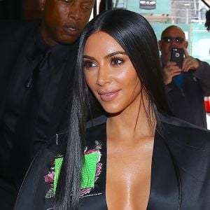 Kim Kardashian et sa soeur Khloé Kardashian sortent avec sa soeur du Mercer Hotel en prenant le temps de poser avec des fans à New York, le 15 mai 2017.