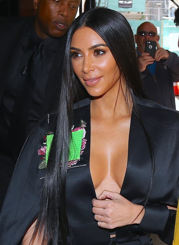 Kim Kardashian et sa soeur Khloé Kardashian sortent avec sa soeur du Mercer Hotel en prenant le temps de poser avec des fans à New York, le 15 mai 2017.