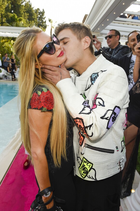 Paris Hilton et son compagnon Chris Zylka  au défilé de mode Philipp Plein dans la villa "La Jungle du Roi" lors du 70ème festival de Cannes le 24 mai 2017.