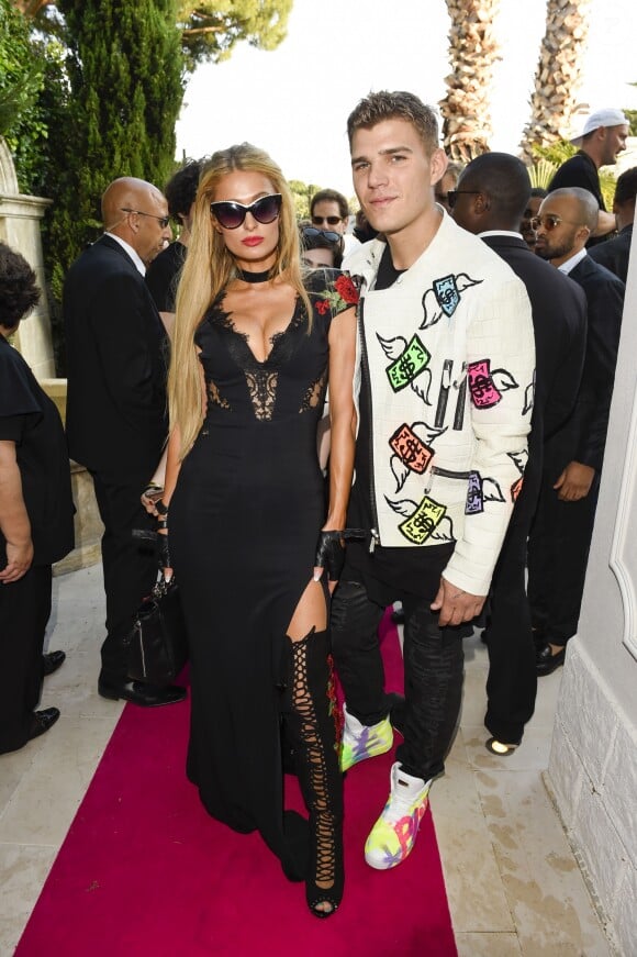 Paris Hilton et son compagnon Chris Zylka au défilé de mode Philipp Plein dans la villa "La Jungle du Roi" lors du 70ème festival de Cannes le 24 mai 2017.