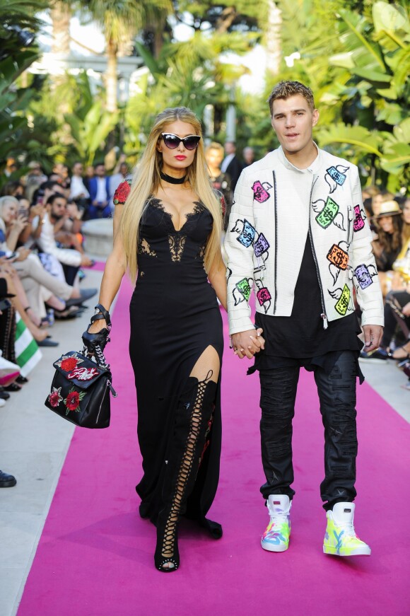 Paris Hilton et son compagnon Chris Zylka au défilé de mode Philipp Plein dans la villa "La Jungle du Roi" lors du 70ème festival de Cannes le 24 mai 2017.