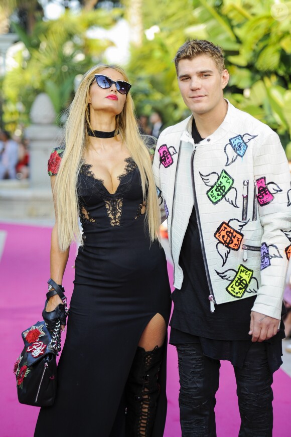 Paris Hilton et son compagnon Chris Zylka au défilé de mode Philipp Plein dans la villa "La Jungle du Roi" lors du 70ème festival de Cannes le 24 mai 2017.