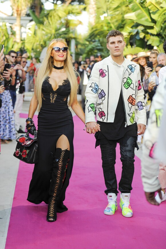 Paris Hilton et son compagnon Chris Zylka au défilé de mode Philipp Plein dans la villa "La Jungle du Roi" lors du 70ème festival de Cannes le 24 mai 2017.