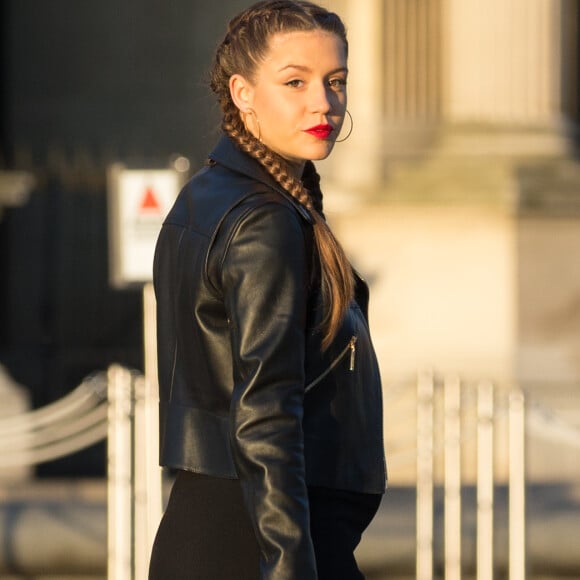 Adèle Exarchopoulos (enceinte) arrivant au cocktail du dîner de présentation de la nouvelle collection Louis Vuitton "Masters, Les Grands Maîtres" en collaboration avec Jeff Koons au Louvre à Paris, France, le 11 avril 2017.