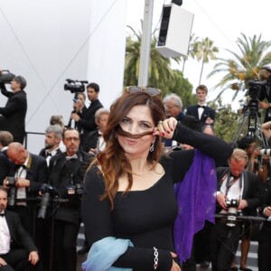 Agnès Jaoui ( fait une moustache avec une mèche de cheveux) - Montée des marches du film "L'Amant Double" lors du 70e Festival International du Film de Cannes. Le 26 mai 2017. © Borde-Jacovides-Moreau/Bestimage