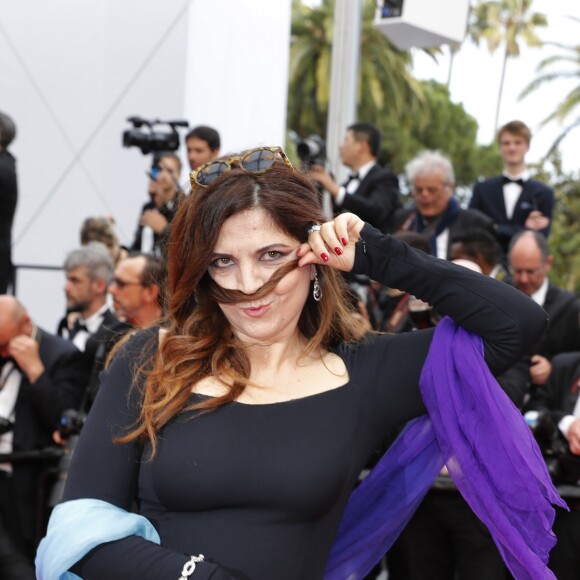 Agnès Jaoui ( fait une moustache avec une mèche de cheveux) - Montée des marches du film "L'Amant Double" lors du 70e Festival International du Film de Cannes. Le 26 mai 2017. © Borde-Jacovides-Moreau/Bestimage