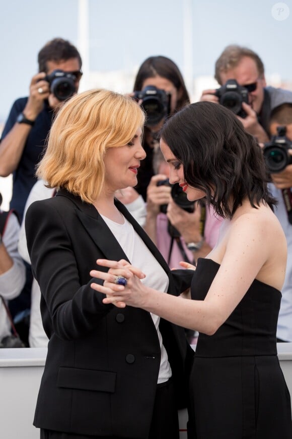 Emmanuelle Seigner et Eva Green - Photocall du film "D'Après Une Histoire Vraie" lors du 70e Festival International du Film de Cannes le 27 mai 2017