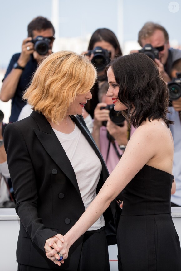 Emmanuelle Seigner et Eva Green - Photocall du film "D'Après Une Histoire Vraie" lors du 70e Festival International du Film de Cannes le 27 mai 2017