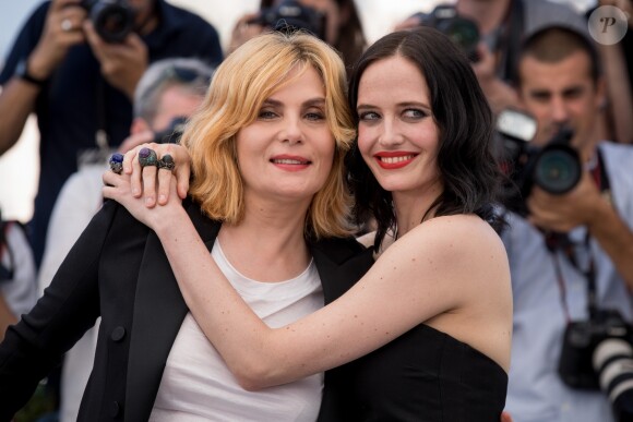 Emmanuelle Seigner et Eva Green - Photocall du film "D'Après Une Histoire Vraie" lors du 70e Festival International du Film de Cannes le 27 mai 2017