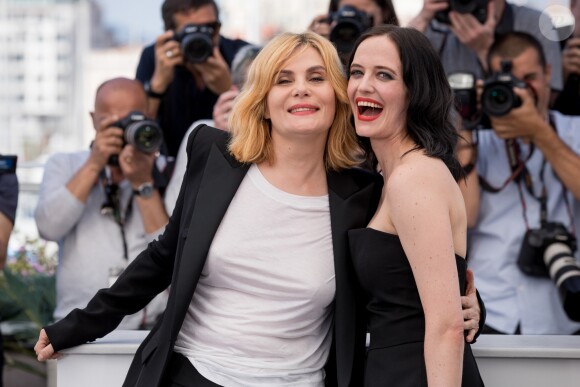 Emmanuelle Seigner et Eva Green - Photocall du film "D'Après Une Histoire Vraie" lors du 70e Festival International du Film de Cannes le 27 mai 2017
