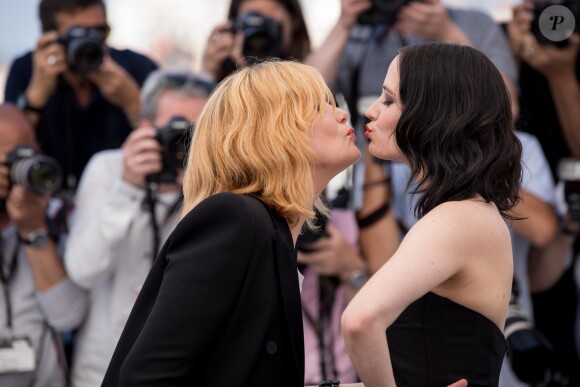 Emmanuelle Seigner et Eva Green - Photocall du film "D'Après Une Histoire Vraie" lors du 70e Festival International du Film de Cannes le 27 mai 2017