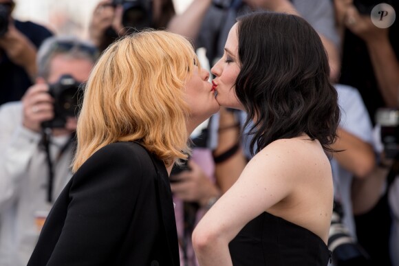 Emmanuelle Seigner et Eva Green - Photocall du film "D'Après Une Histoire Vraie" lors du 70e Festival International du Film de Cannes le 27 mai 2017